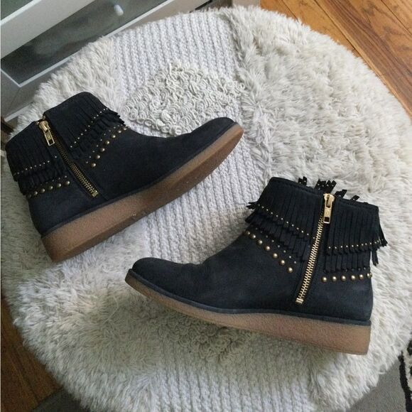 Ugg Sz 7 black fringe boots w rubber wedge sole - Picture 3 of 10